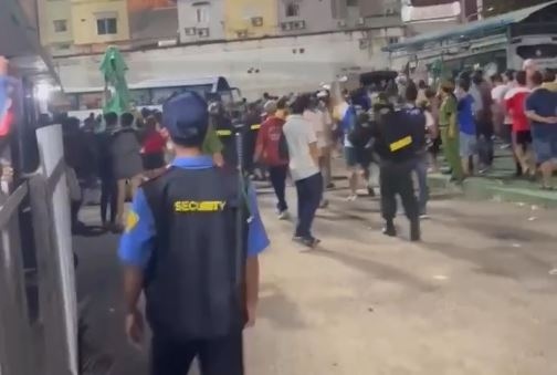 CĐV Bình Định vây khách sạn, ném đồ vào xe chở đội Thanh Hóa